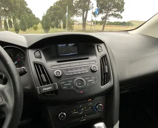 Interieur van Ford Focus te huur in Georgië. Een geweldige auto met 5 zitplaatsen en een Automatisch transmissie.