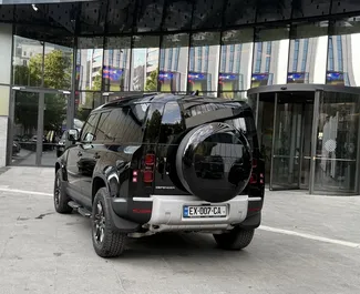 Interieur van Land Rover Defender te huur in Georgië. Een geweldige auto met 5 zitplaatsen en een Automatisch transmissie.