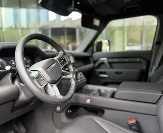 Land Rover Defender 2025 met Aandrijving op alle wielen systeem, beschikbaar in Tbilisi.