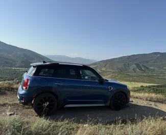 Benzine motor van 2,0L van Mini Countryman Cooper S 2020 te huur in Tbilisi.