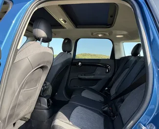 Interieur van Mini Countryman Cooper S te huur in Georgië. Een geweldige auto met 5 zitplaatsen en een Automatisch transmissie.