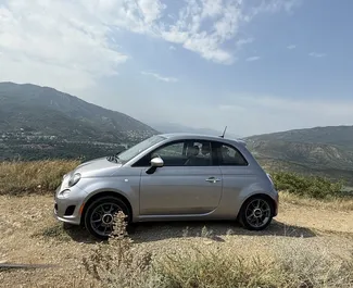 Interieur van Fiat 500 te huur in Georgië. Een geweldige auto met 4 zitplaatsen en een Automatisch transmissie.