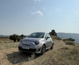 Vooraanzicht van een huurauto Fiat 500 in Tbilisi, Georgië ✓ Auto #14441. ✓ Transmissie Automatisch TM ✓ 0 beoordelingen.
