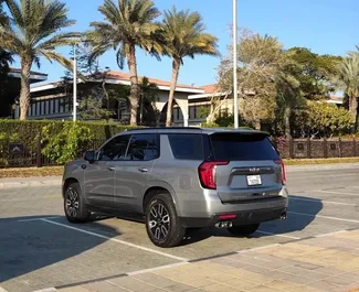 GMC Yukon 2023 beschikbaar voor verhuur in Dubai, met een kilometerlimiet van 250 km/dag.