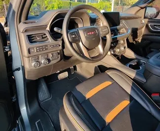 Interieur van GMC Yukon te huur in de VAE. Een geweldige auto met 7 zitplaatsen en een Automatisch transmissie.