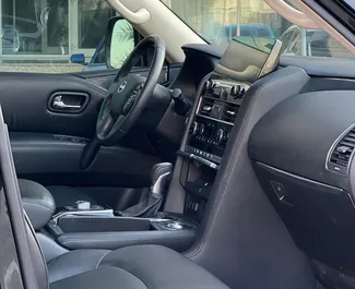 Interieur van Nissan Patrol te huur in de VAE. Een geweldige auto met 7 zitplaatsen en een Automatisch transmissie.