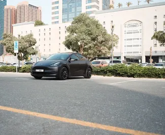 Vooraanzicht van een huurauto Tesla Model Y – Long Range in Dubai, Verenigde Arabische Emiraten ✓ Auto #14517. ✓ Transmissie Automatisch TM ✓ 0 beoordelingen.