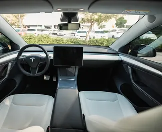 Tesla Model Y – Long Range 2023 beschikbaar voor verhuur in Dubai, met een kilometerlimiet van 250 km/dag.