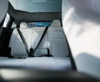 Interieur van Tesla Model Y – Long Range te huur in de VAE. Een geweldige auto met 5 zitplaatsen en een Automatisch transmissie.
