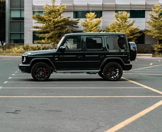 Mercedes-Benz G63 AMG 2021 beschikbaar voor verhuur in Dubai, met een kilometerlimiet van 250 km/dag.