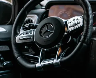 Interieur van Mercedes-Benz G63 AMG te huur in de VAE. Een geweldige auto met 5 zitplaatsen en een Automatisch transmissie.