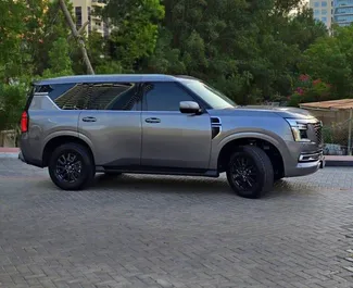 Nissan Patrol 2025 beschikbaar voor verhuur in Dubai, met een kilometerlimiet van 250 km/dag.