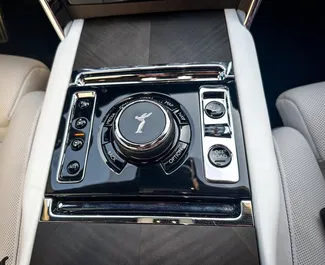 Interieur van Rolls-Royce Cullinan te huur in de VAE. Een geweldige auto met 5 zitplaatsen en een Automatisch transmissie.