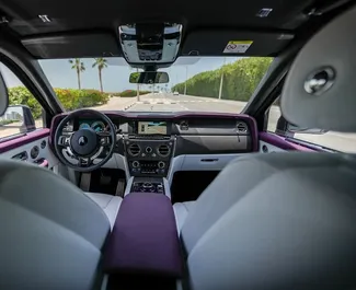 Rolls-Royce Cullinan 2023 met Aandrijving op alle wielen systeem, beschikbaar in Dubai.