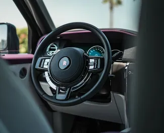 Autohuur Rolls-Royce Cullinan 2023 in in de VAE, met Benzine brandstof en 563 pk ➤ Vanaf 2640 AED per dag.