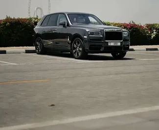 Benzine motor van 6,7L van Rolls-Royce Cullinan 2023 te huur in Dubai.