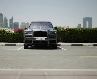 Verhuur Rolls-Royce Cullinan. Luxe, Crossover Auto te huur in de VAE ✓ Borg van Zonder Borg ✓ Verzekeringsmogelijkheden TPL.