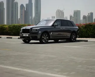 Vooraanzicht van een huurauto Rolls-Royce Cullinan in Dubai, Verenigde Arabische Emiraten ✓ Auto #14511. ✓ Transmissie Automatisch TM ✓ 0 beoordelingen.