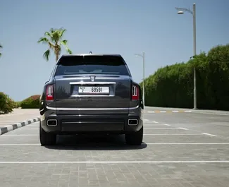 Rolls-Royce Cullinan 2023 beschikbaar voor verhuur in Dubai, met een kilometerlimiet van 250 km/dag.
