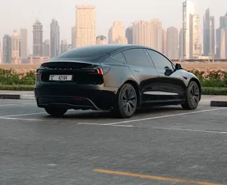 Tesla Model 3 2023 met Aandrijving op alle wielen systeem, beschikbaar in Dubai.