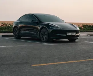 Vooraanzicht van een huurauto Tesla Model 3 in Dubai, Verenigde Arabische Emiraten ✓ Auto #14516. ✓ Transmissie Automatisch TM ✓ 0 beoordelingen.