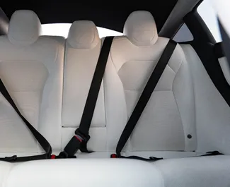 Interieur van Tesla Model 3 te huur in de VAE. Een geweldige auto met 5 zitplaatsen en een Automatisch transmissie.