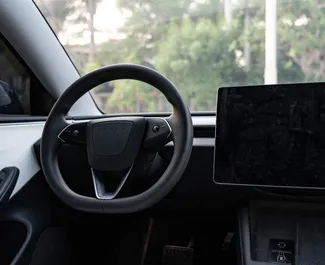 Tesla Model 3 2023 beschikbaar voor verhuur in Dubai, met een kilometerlimiet van 250 km/dag.