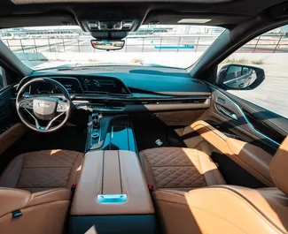 Cadillac Escalade 2023 beschikbaar voor verhuur in Dubai, met een kilometerlimiet van 250 km/dag.