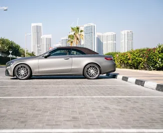 Benzine motor van 4,5L van Mercedes-Benz E-Class Cabrio 2021 te huur in Dubai.