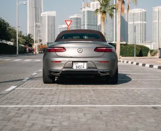 Mercedes-Benz E-Class Cabrio 2021 beschikbaar voor verhuur in Dubai, met een kilometerlimiet van 250 km/dag.