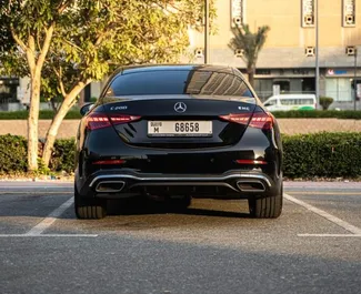 Benzine motor van 2,0L van Mercedes-Benz C200 2024 te huur in Dubai.