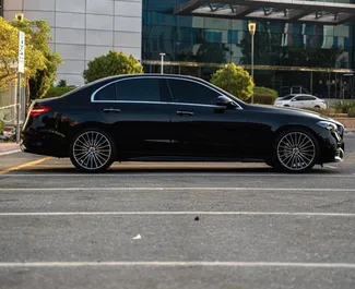 Interieur van Mercedes-Benz C200 te huur in de VAE. Een geweldige auto met 5 zitplaatsen en een Automatisch transmissie.