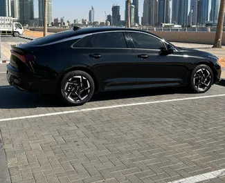 Kia K5 2024 beschikbaar voor verhuur in Dubai, met een kilometerlimiet van 250 km/dag.