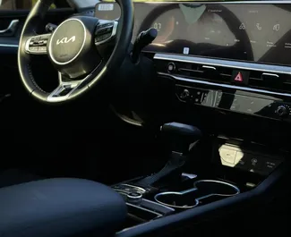 Interieur van Kia K5 te huur in de VAE. Een geweldige auto met 5 zitplaatsen en een Automatisch transmissie.