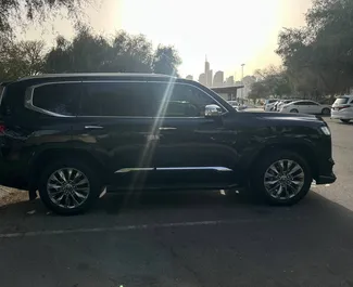 Autohuur Toyota Land Cruiser 300 2024 in in de VAE, met Benzine brandstof en 409 pk ➤ Vanaf 480 AED per dag.