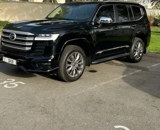 Vooraanzicht van een huurauto Toyota Land Cruiser 300 in Dubai, Verenigde Arabische Emiraten ✓ Auto #14518. ✓ Transmissie Automatisch TM ✓ 0 beoordelingen.