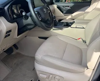 Interieur van Toyota Land Cruiser 300 te huur in de VAE. Een geweldige auto met 7 zitplaatsen en een Automatisch transmissie.