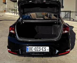 Hyundai Elantra 2020 beschikbaar voor verhuur in Tbilisi, met een kilometerlimiet van onbeperkt.