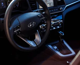 Interieur van Hyundai Elantra te huur in Georgië. Een geweldige auto met 5 zitplaatsen en een Automatisch transmissie.