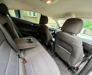 Interieur van Chevrolet Cruze te huur in Georgië. Een geweldige auto met 5 zitplaatsen en een Automatisch transmissie.