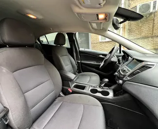 Chevrolet Cruze 2017 beschikbaar voor verhuur in Tbilisi, met een kilometerlimiet van onbeperkt.