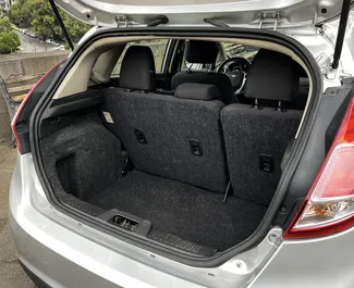 Interieur van Ford Fiesta te huur in Georgië. Een geweldige auto met 5 zitplaatsen en een Automatisch transmissie.