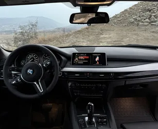BMW X5 2016 beschikbaar voor verhuur in Tbilisi, met een kilometerlimiet van onbeperkt.
