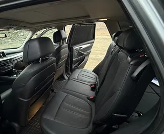 Interieur van BMW X5 te huur in Georgië. Een geweldige auto met 7 zitplaatsen en een Automatisch transmissie.