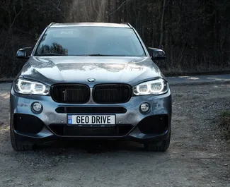 Vooraanzicht van een huurauto BMW X5 in Tbilisi, Georgië ✓ Auto #14538. ✓ Transmissie Automatisch TM ✓ 0 beoordelingen.