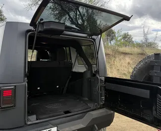 Benzine motor van 3,6L van Jeep Wrangler Rubicon 2016 te huur in Tbilisi.