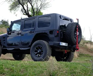 Interieur van Jeep Wrangler Rubicon te huur in Georgië. Een geweldige auto met 5 zitplaatsen en een Automatisch transmissie.