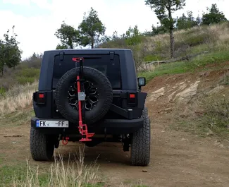 Vooraanzicht van een huurauto Jeep Wrangler Rubicon in Tbilisi, Georgië ✓ Auto #14552. ✓ Transmissie Automatisch TM ✓ 0 beoordelingen.