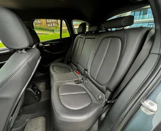 Interieur van BMW X1 te huur in Georgië. Een geweldige auto met 5 zitplaatsen en een Automatisch transmissie.