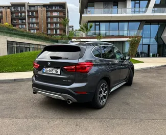 Benzine motor van 2,0L van BMW X1 2019 te huur in Tbilisi.